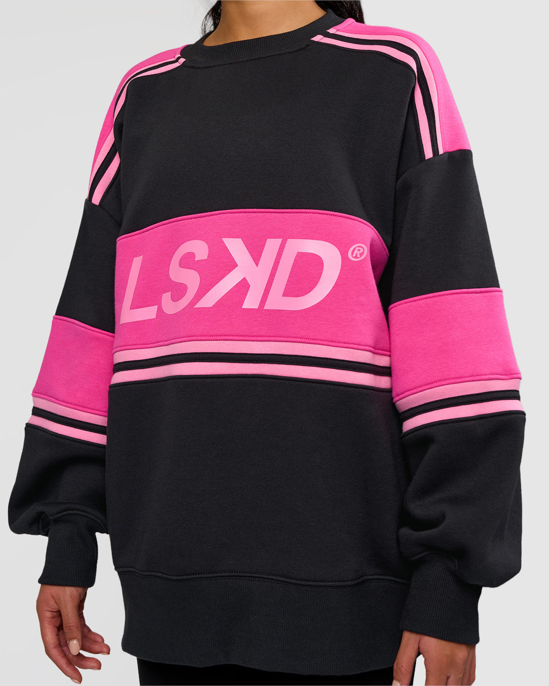 Woman wearing A-Team Sweater Oversize - Caviar-Ultra Pink-Candy Pink | Model:Loren | Size:XS - view 7
