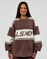 Woman wearing A-Team Sweater Oversize in Cocoa Powder-Off White | Model:Bianca | Size:XS | Thumbnail Index: 10