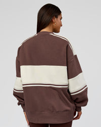 Woman wearing A-Team Sweater Oversize in Cocoa Powder-Off White | Model:Bianca | Size:XS | Thumbnail Index: 11