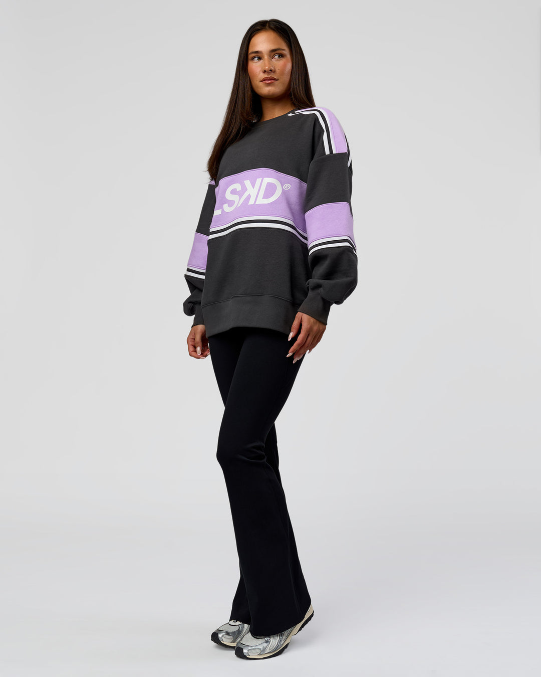 Woman wearing A-Team Sweater Oversize in Dark Storm-Pale Lilac | Model:Bianca | Size:XS - view 11