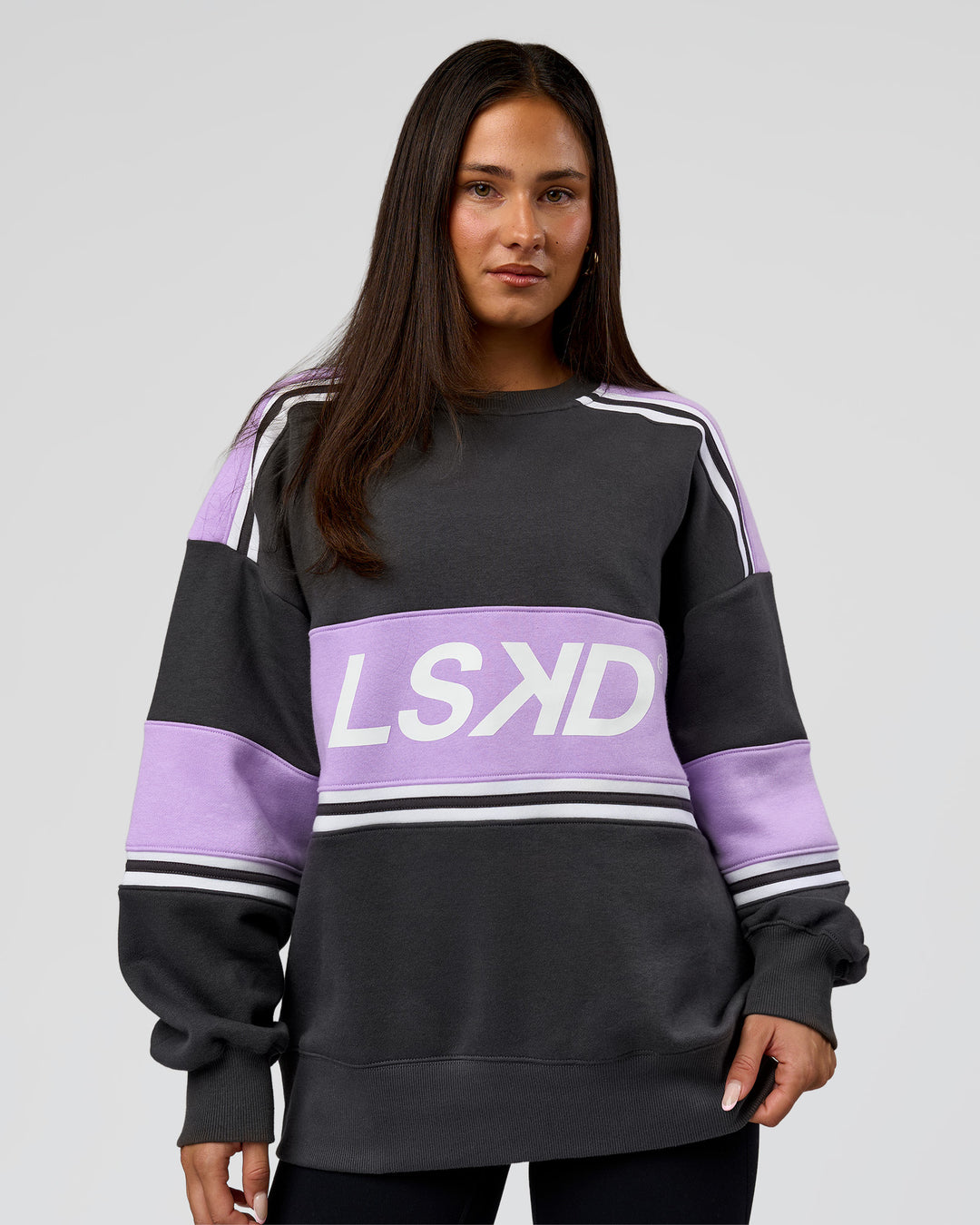 Woman wearing A-Team Sweater Oversize in Dark Storm-Pale Lilac | Model:Bianca | Size:XS - view 7