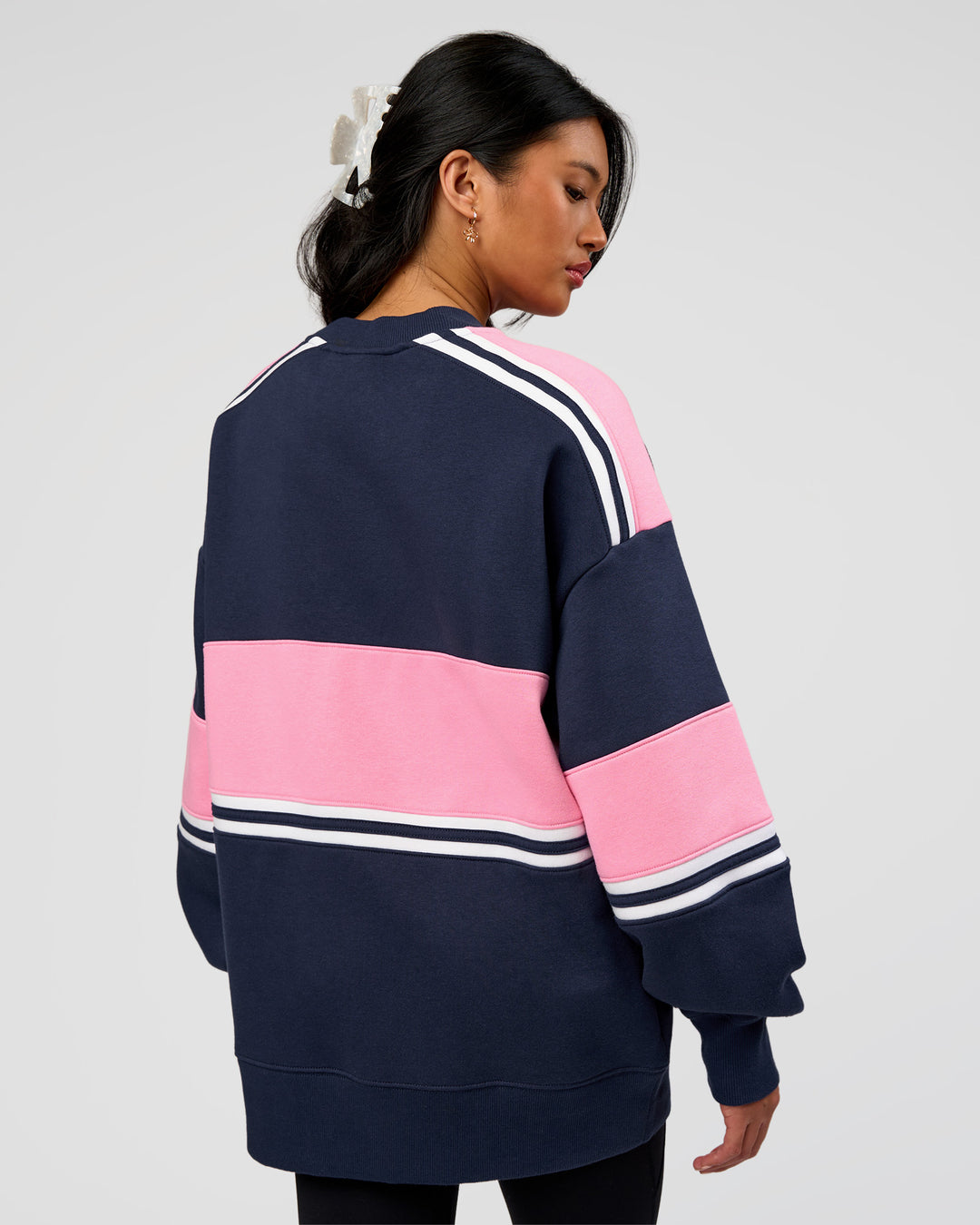 Woman wearing A-Team Sweater Oversize - Future Navy-Candy Pink | Model:Loren | Size:XS - view 8