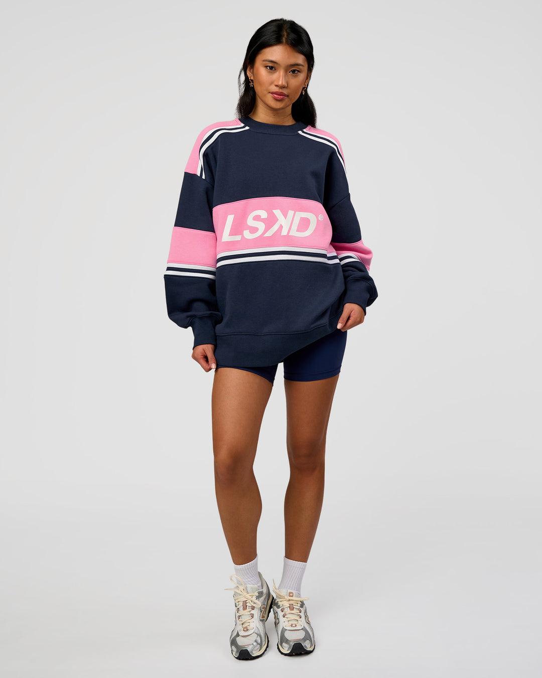Woman wearing A-Team Sweater Oversize - Future Navy-Candy Pink | Model:Loren | Size:XS - view 9