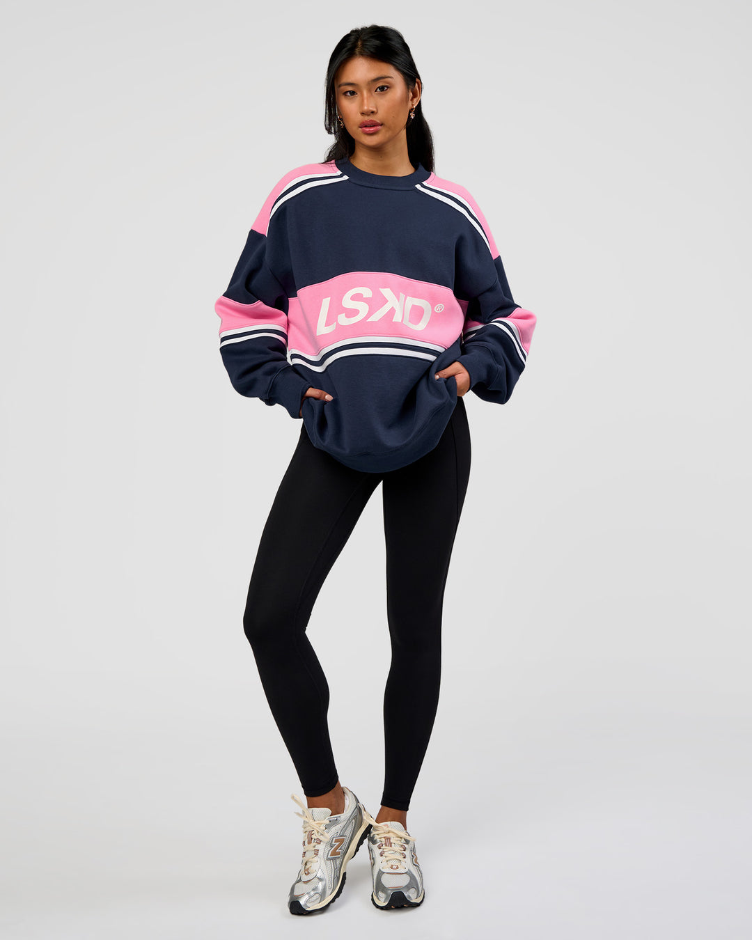 Woman wearing A-Team Sweater Oversize - Future Navy-Candy Pink | Model:Loren | Size:XS - view 11