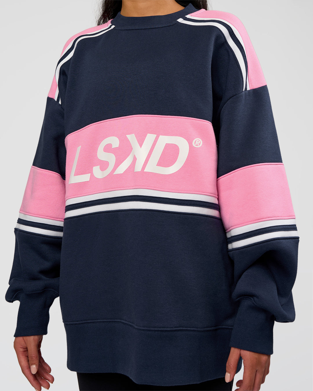 Woman wearing A-Team Sweater Oversize - Future Navy-Candy Pink | Model:Loren | Size:XS - view 12
