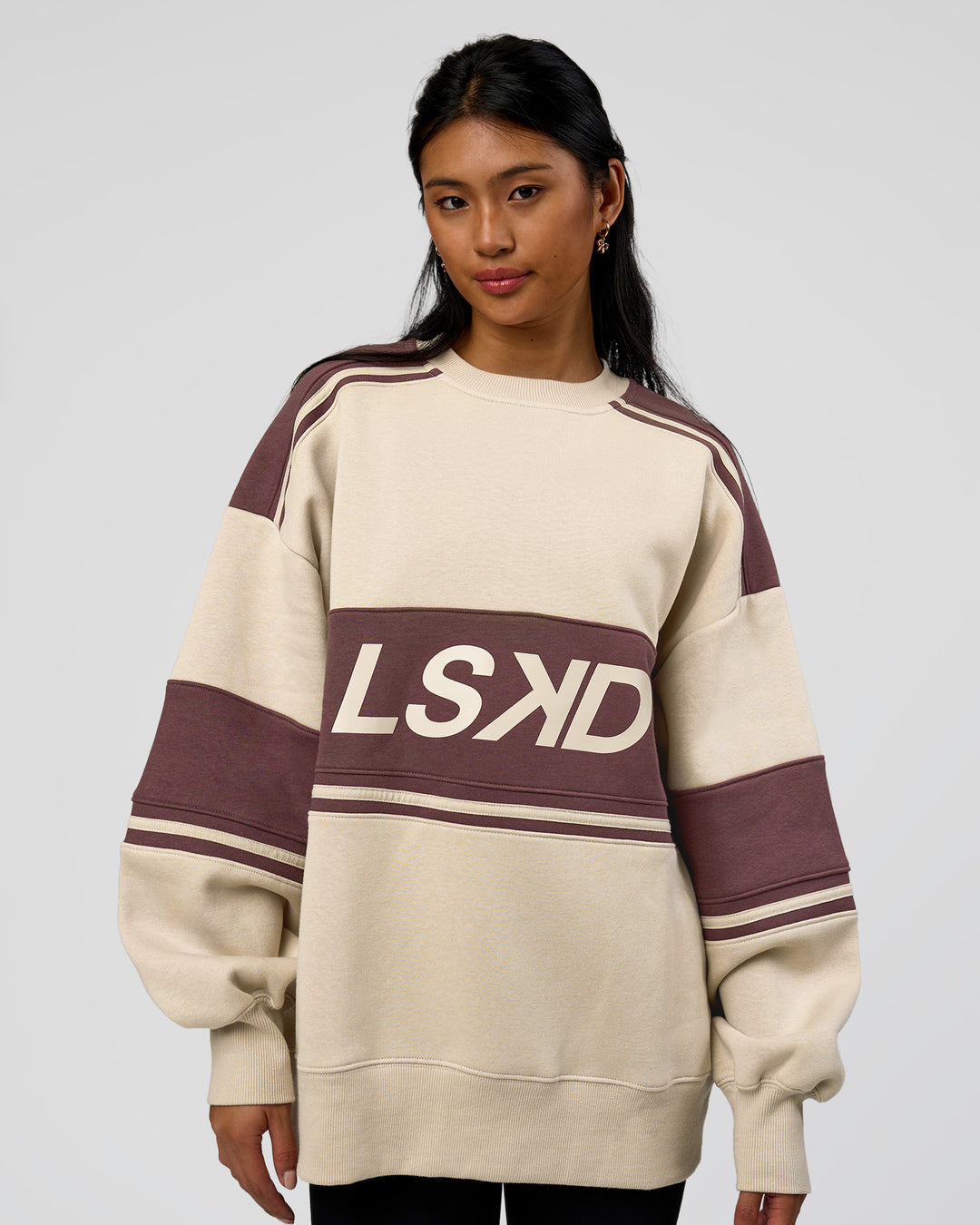 Woman wearing A-Team Sweater Oversize - Shale Beige-Cocoa Powder | Model:Loren | Size:XS - view 11