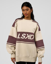 Woman wearing A-Team Sweater Oversize - Shale Beige-Cocoa Powder | Model:Loren | Size:XS | Thumbnail Index: 10