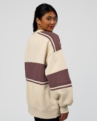 Woman wearing A-Team Sweater Oversize - Shale Beige-Cocoa Powder | Model:Loren | Size:XS | Thumbnail Index: 9