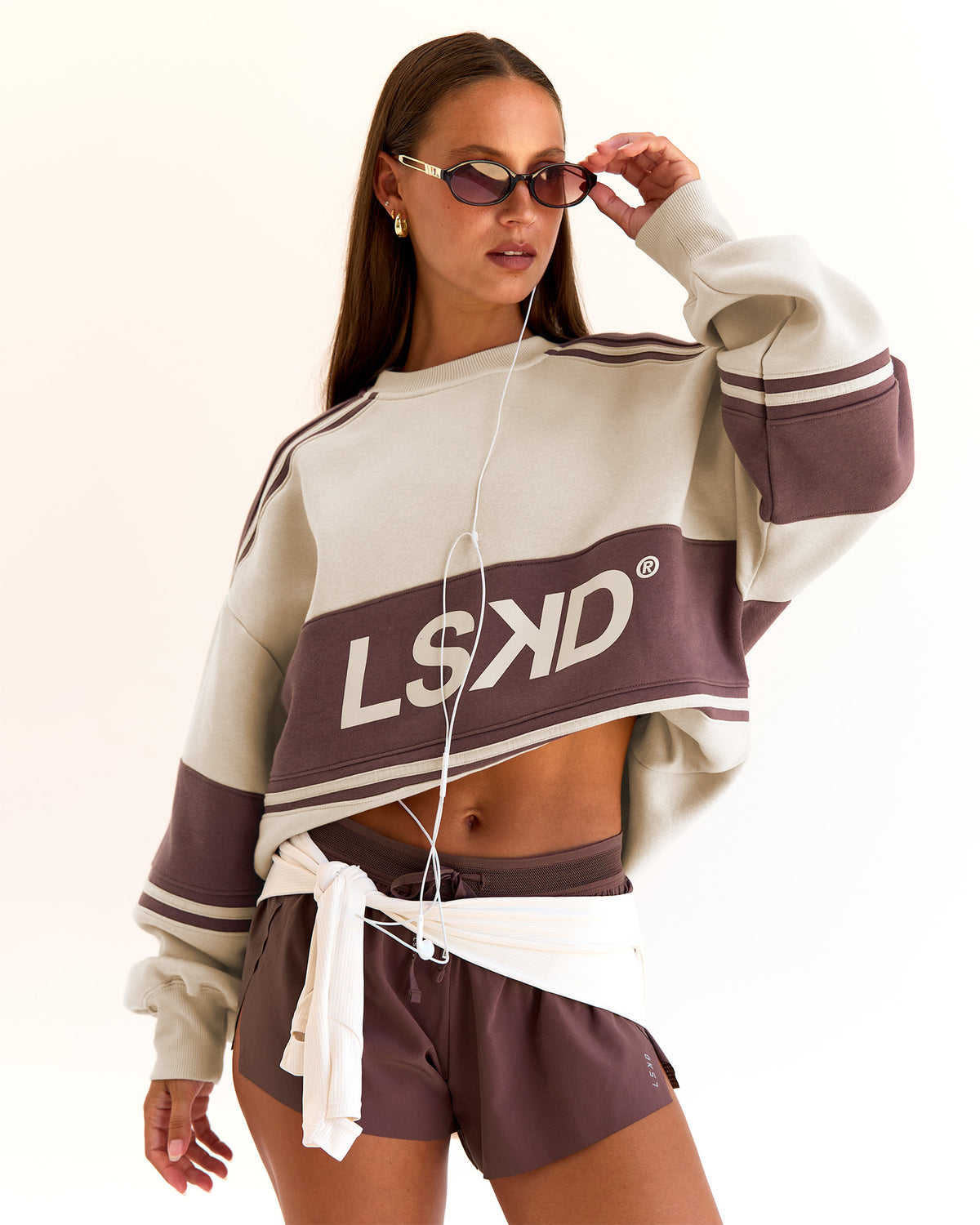 Woman wearing A-Team Sweater Oversize - Shale Beige-Cocoa Powder | Model:Brylee | Size:XS