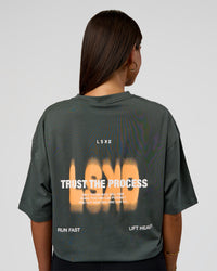 Woman wearing Abstract Haze FLXCotton Tee - Carbon Green-Cantaloupe | Model:Bianca | Size:XS | Thumbnail Index: 3