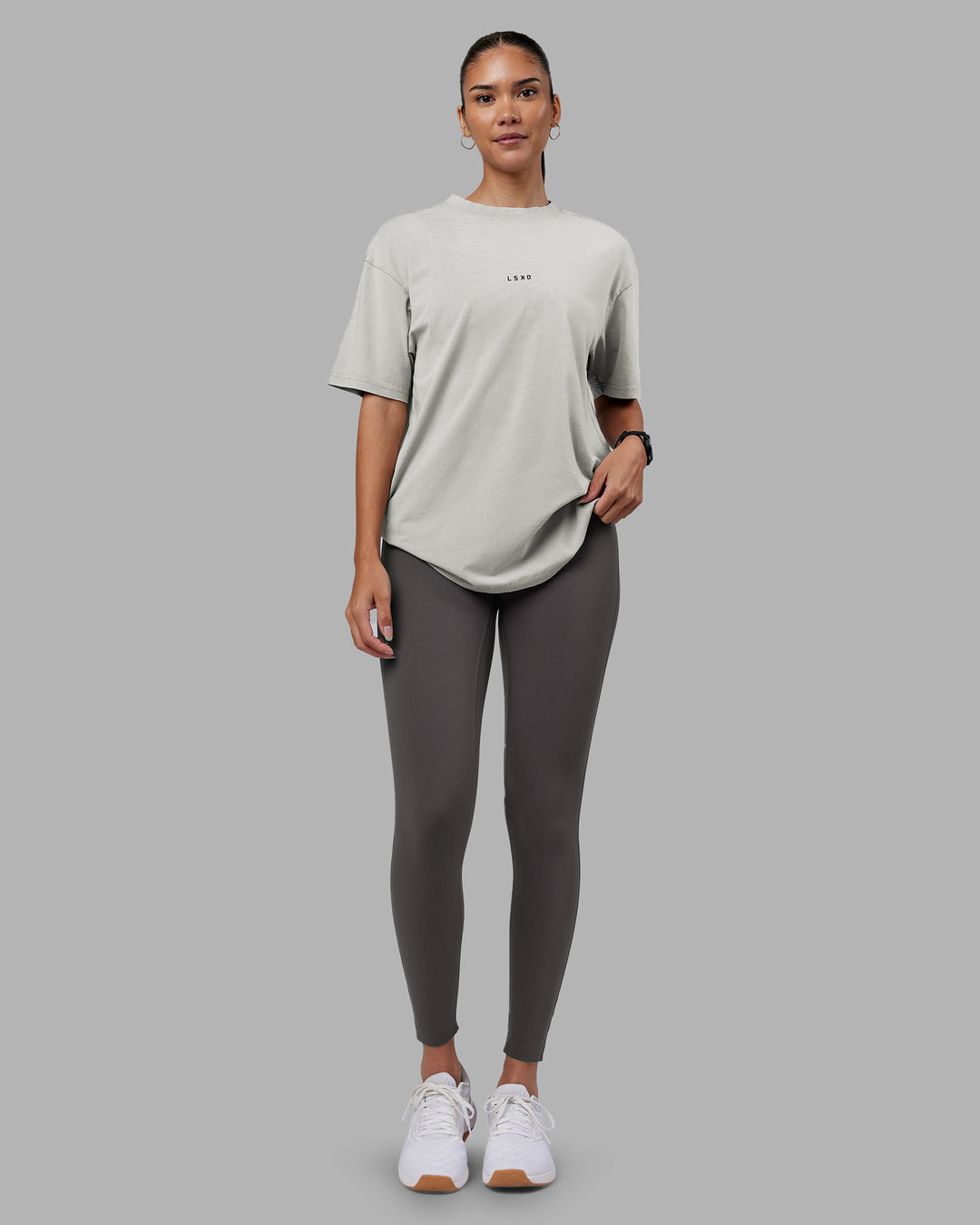 Woman wearing Be Yourself FLXCotton Tee Oversize - Circular Grey Washed-Violet | Model:Rhiley | Size:XS - view 5