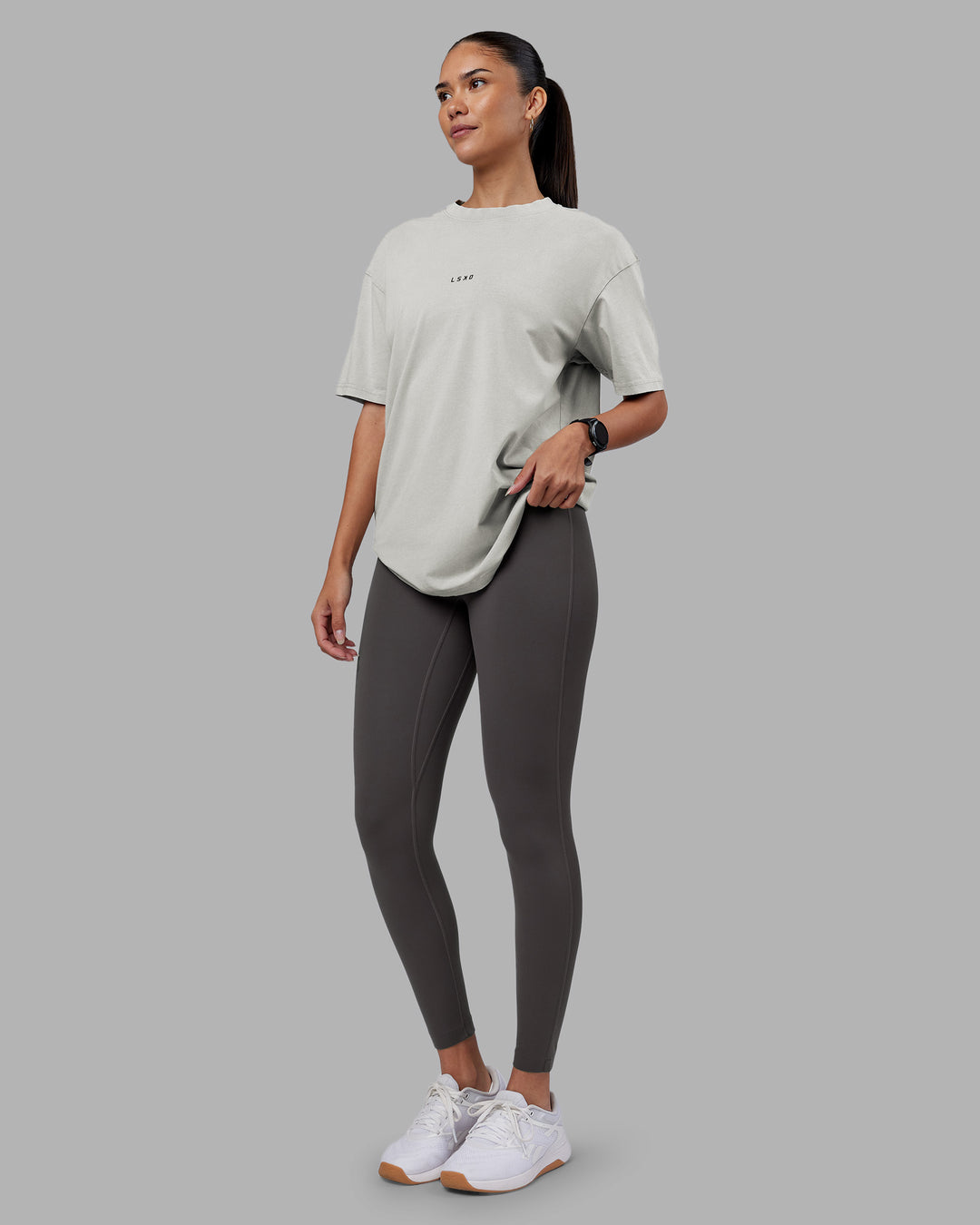 Woman wearing Be Yourself FLXCotton Tee Oversize - Circular Grey Washed-Violet | Model:Rhiley | Size:XS - view 8