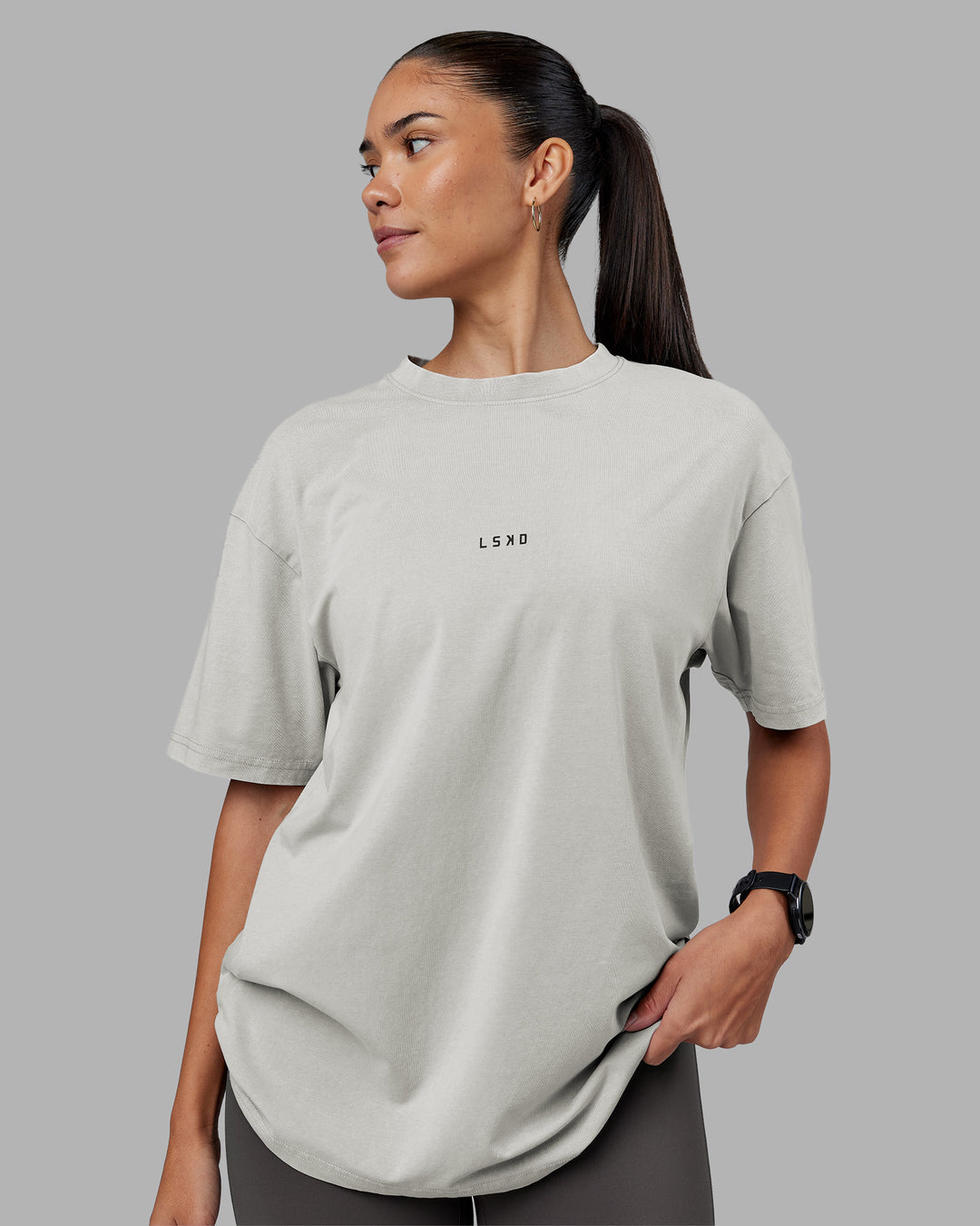 Woman wearing Be Yourself FLXCotton Tee Oversize - Circular Grey Washed-Violet | Model:Rhiley | Size:XS - view 3