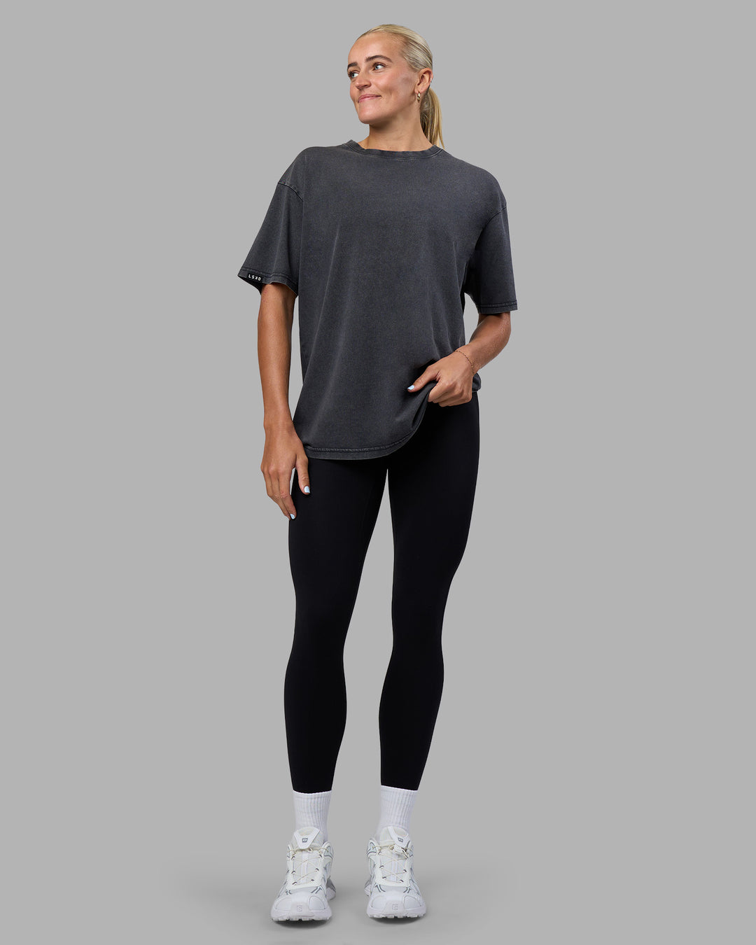 Woman wearing Easy FLXCotton Tee Oversize - Black Washed | Model:Katie | Size:XS - view 5