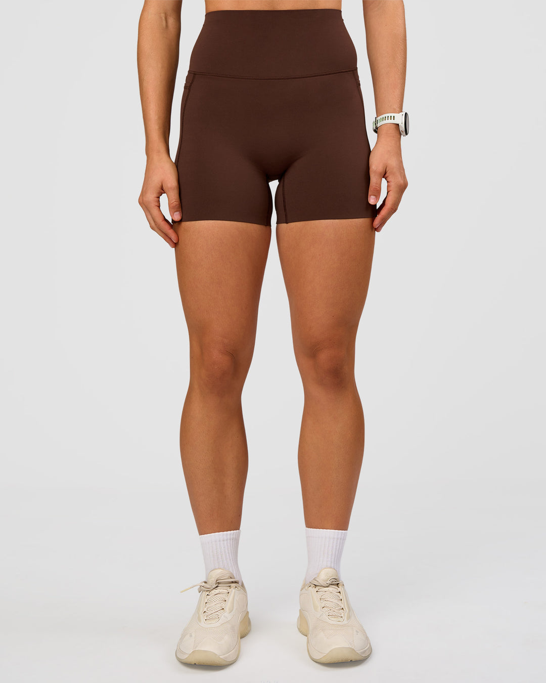 Woman wearing Elixir Ultra High-Rise 4" Short Pockets - Hot Chocolate | Model:Maja | Size:XS - view 3