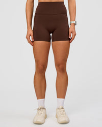Woman wearing Elixir Ultra High-Rise 4" Short Pockets - Hot Chocolate | Model:Maja | Size:XS | Thumbnail Index: 2