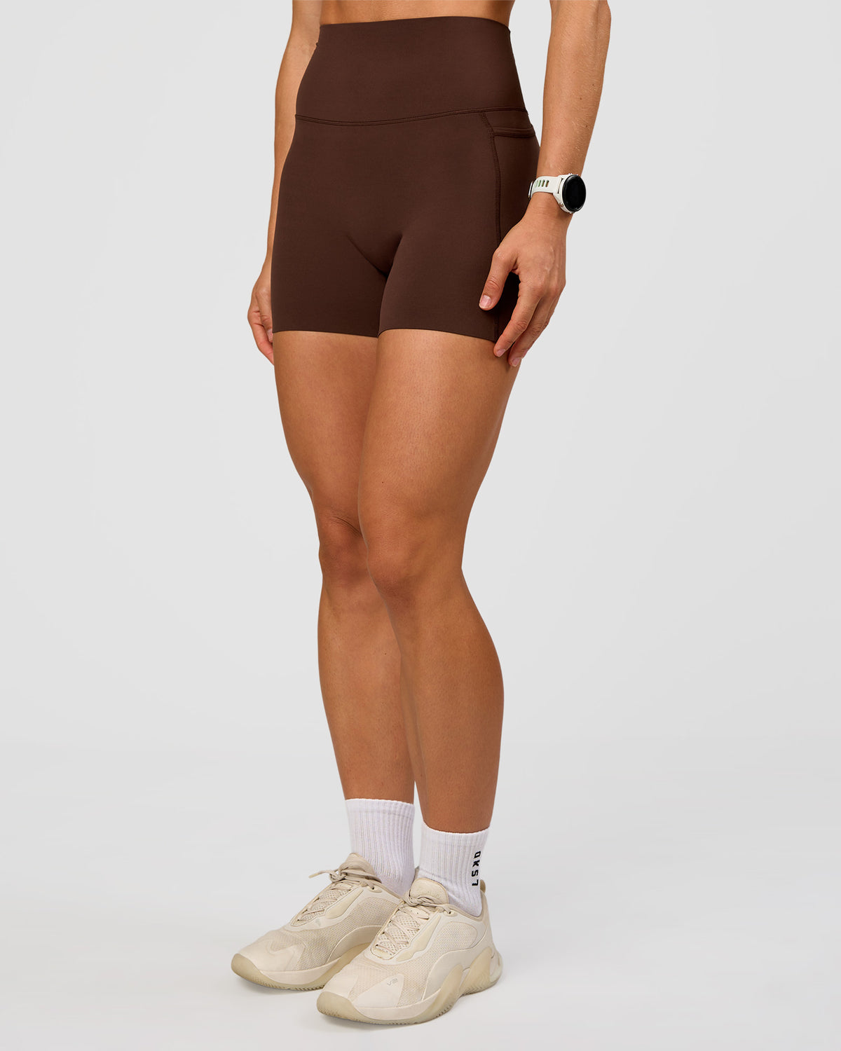 Woman wearing Elixir Ultra High-Rise 4" Short Pockets - Hot Chocolate | Model:Maja | Size:XS