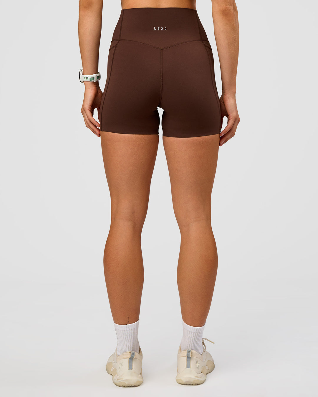 Woman wearing Elixir Ultra High-Rise 4" Short Pockets - Hot Chocolate | Model:Maja | Size:XS - view 4