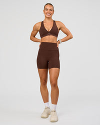 Woman wearing Elixir Ultra High-Rise 6” Short Pockets - Hot Chocolate | Model:Maja | Size:XS | Thumbnail Index: 4
