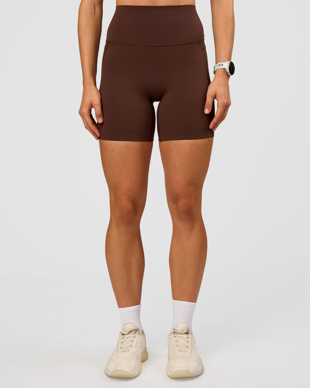 Woman wearing Elixir Ultra High-Rise 6” Short Pockets - Hot Chocolate | Model:Maja | Size:XS - view 3
