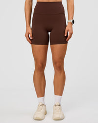 Woman wearing Elixir Ultra High-Rise 6” Short Pockets - Hot Chocolate | Model:Maja | Size:XS | Thumbnail Index: 2