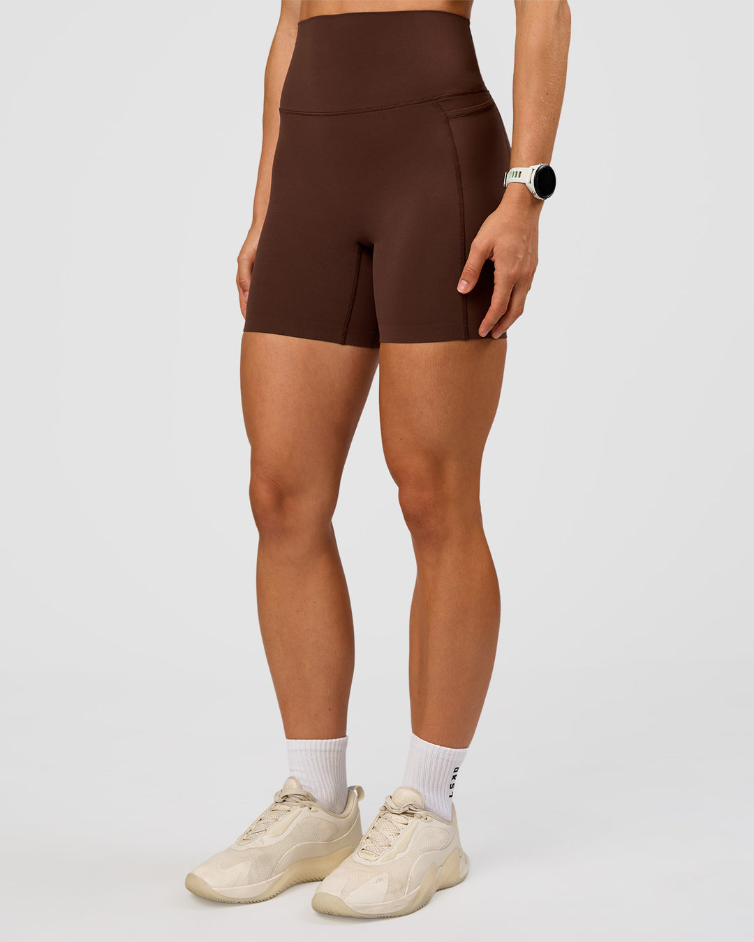 Woman wearing Elixir Ultra High-Rise 6” Short Pockets - Hot Chocolate | Model:Maja | Size:XS - view 6