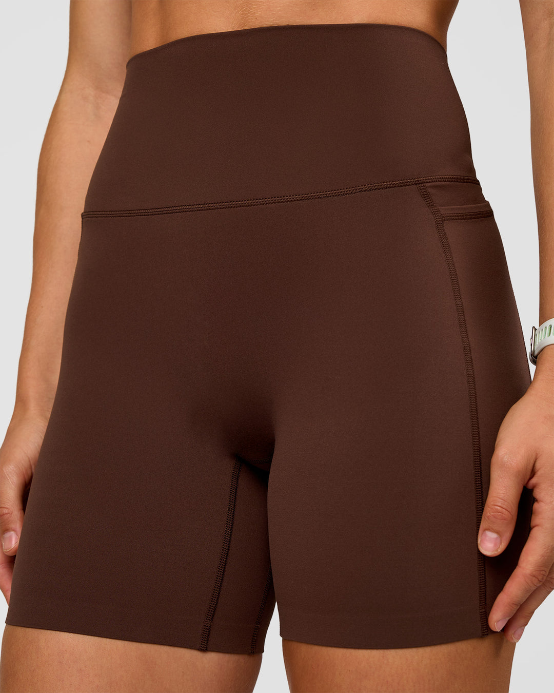 Woman wearing Elixir Ultra High-Rise 6” Short Pockets - Hot Chocolate | Model:Maja | Size:XS - view 7