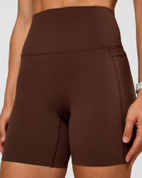 Woman wearing Elixir Ultra High-Rise 6” Short Pockets - Hot Chocolate | Model:Maja | Size:XS | Thumbnail Index: 6