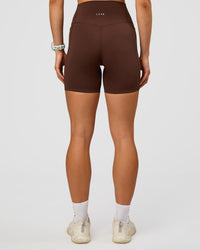 Woman wearing Elixir Ultra High-Rise 6” Short Pockets - Hot Chocolate | Model:Maja | Size:XS | Thumbnail Index: 3