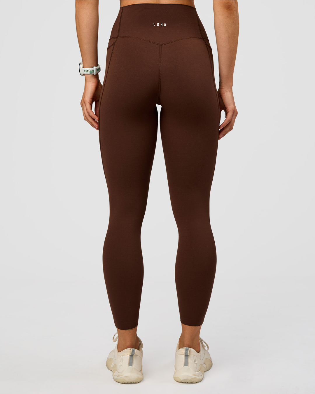 Woman wearing Elixir Ultra High-Rise 7/8 Legging Pockets - Hot Chocolate | Model:Maja | Size:XS - view 4
