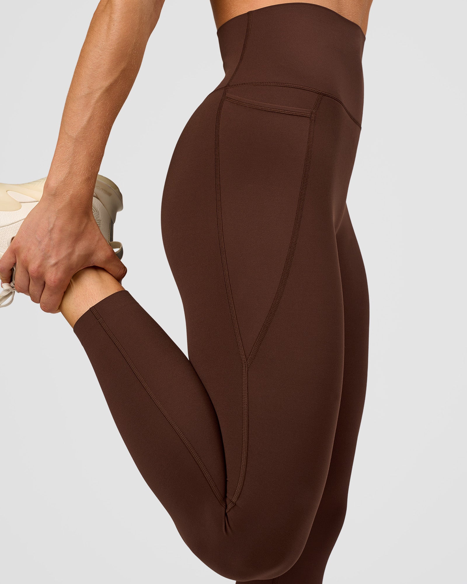Woman wearing Elixir Ultra High-Rise 7/8 Legging Pockets - Hot Chocolate | Model:Maja | Size:XS