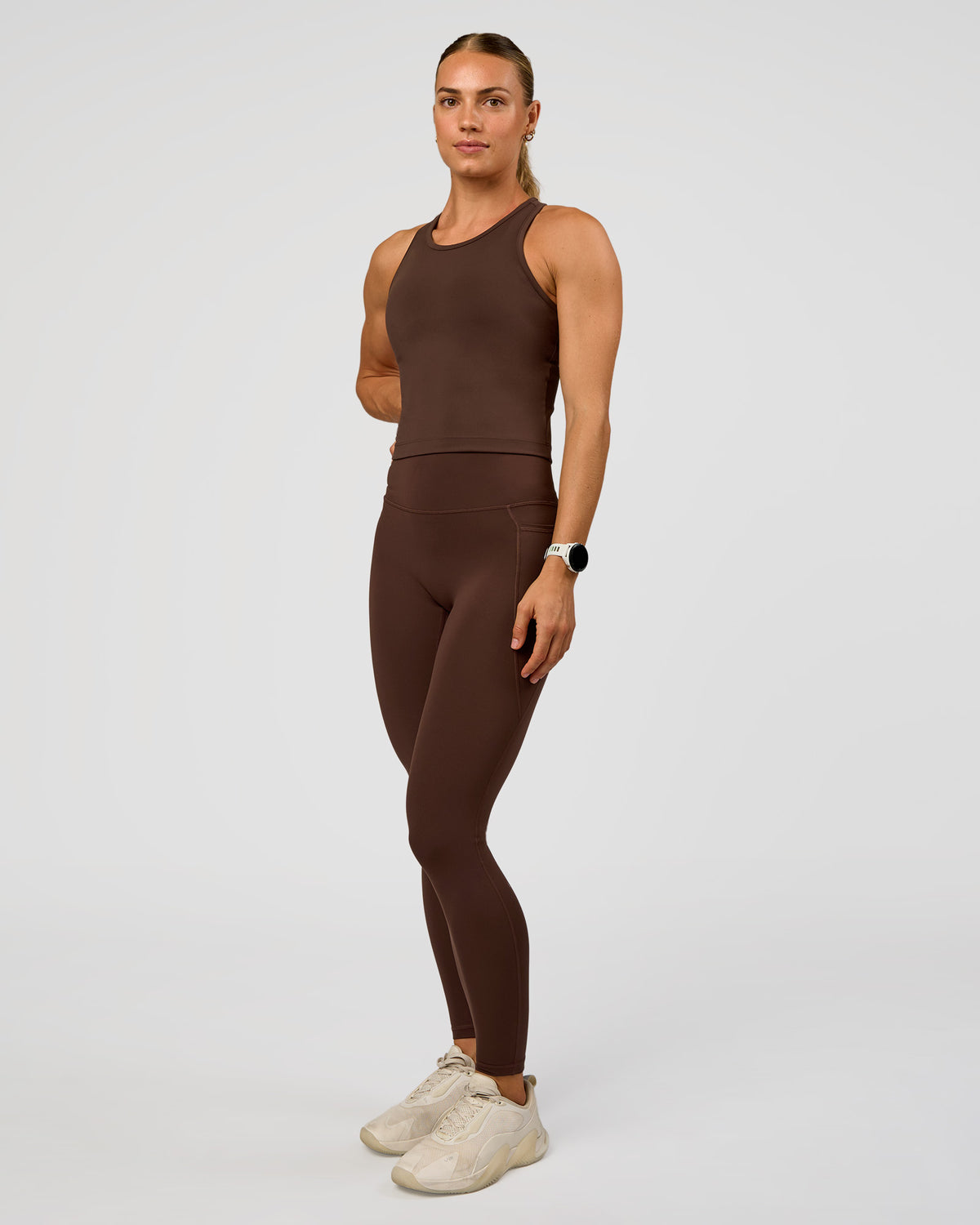 Woman wearing Flow Performance Tank 2.0 - Hot Chocolate | Model:Maja | Size:XS