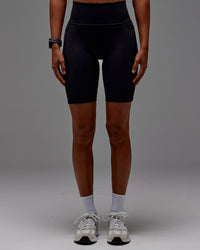 Woman wearing Fusion Ultra High-Rise 9" Short Pockets - Black | Model:Txai | Size:XS | Thumbnail Index: 16