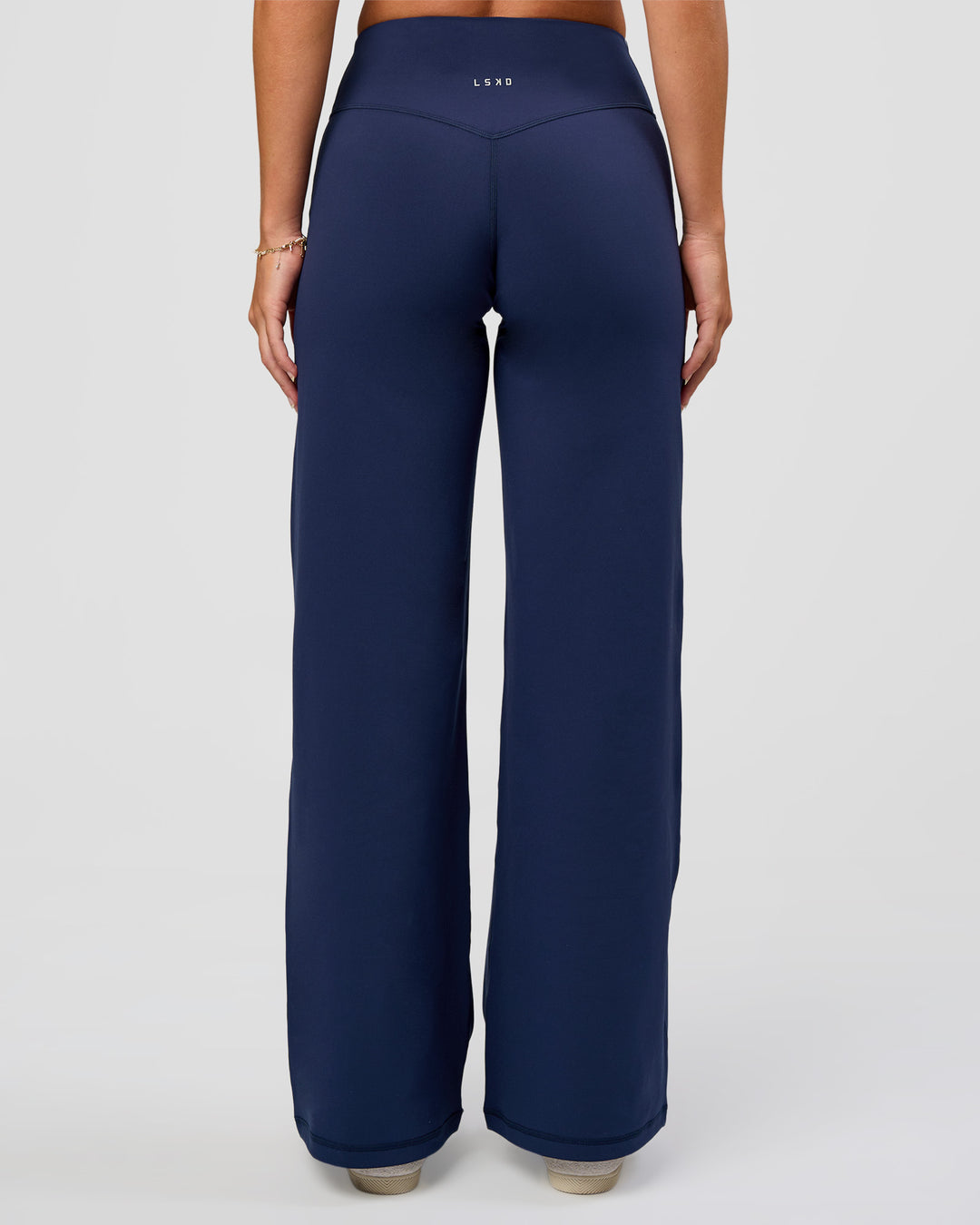 Model wearing Fusion V-Contour High-Rise Petite Pant - Future Navy | Model:Issy | Size:XS - view 8