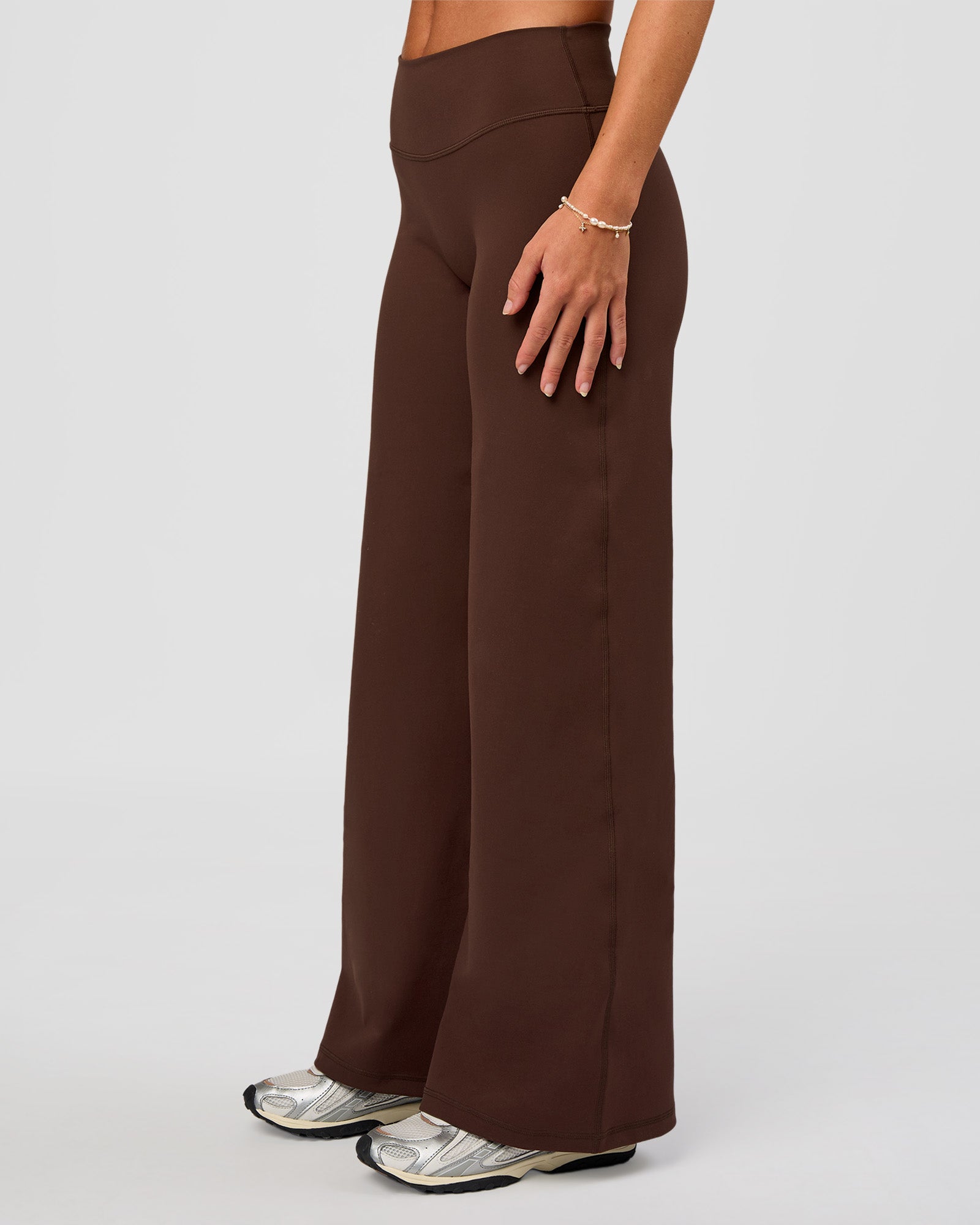 Model wearing Fusion V-Contour High-Rise Petite Pant - Hot Chocolate | Model:Issy | Size:XS