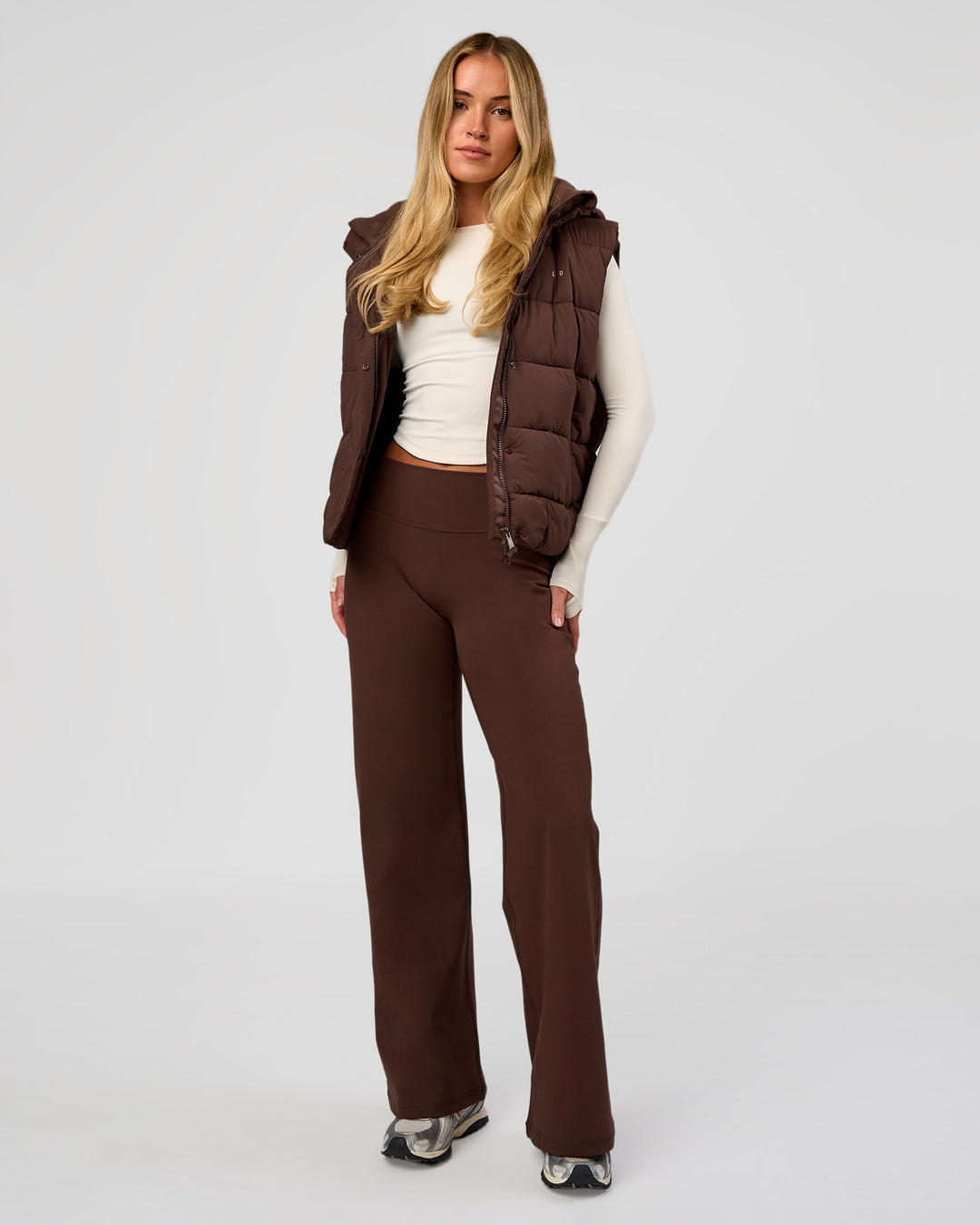 Model wearing Fusion V-Contour High-Rise Petite Pant - Hot Chocolate | Model:Issy | Size:XS - view 10