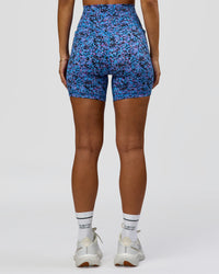 Woman Fusion V-Contour Ultra High-Rise Mid Short Pockets in Energy Print Blue Multi | Model:Brylee | Size:XS | Thumbnail Index: 8
