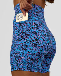 Woman Fusion V-Contour Ultra High-Rise Mid Short Pockets in Energy Print Blue Multi | Model:Brylee | Size:XS | Thumbnail Index: 1