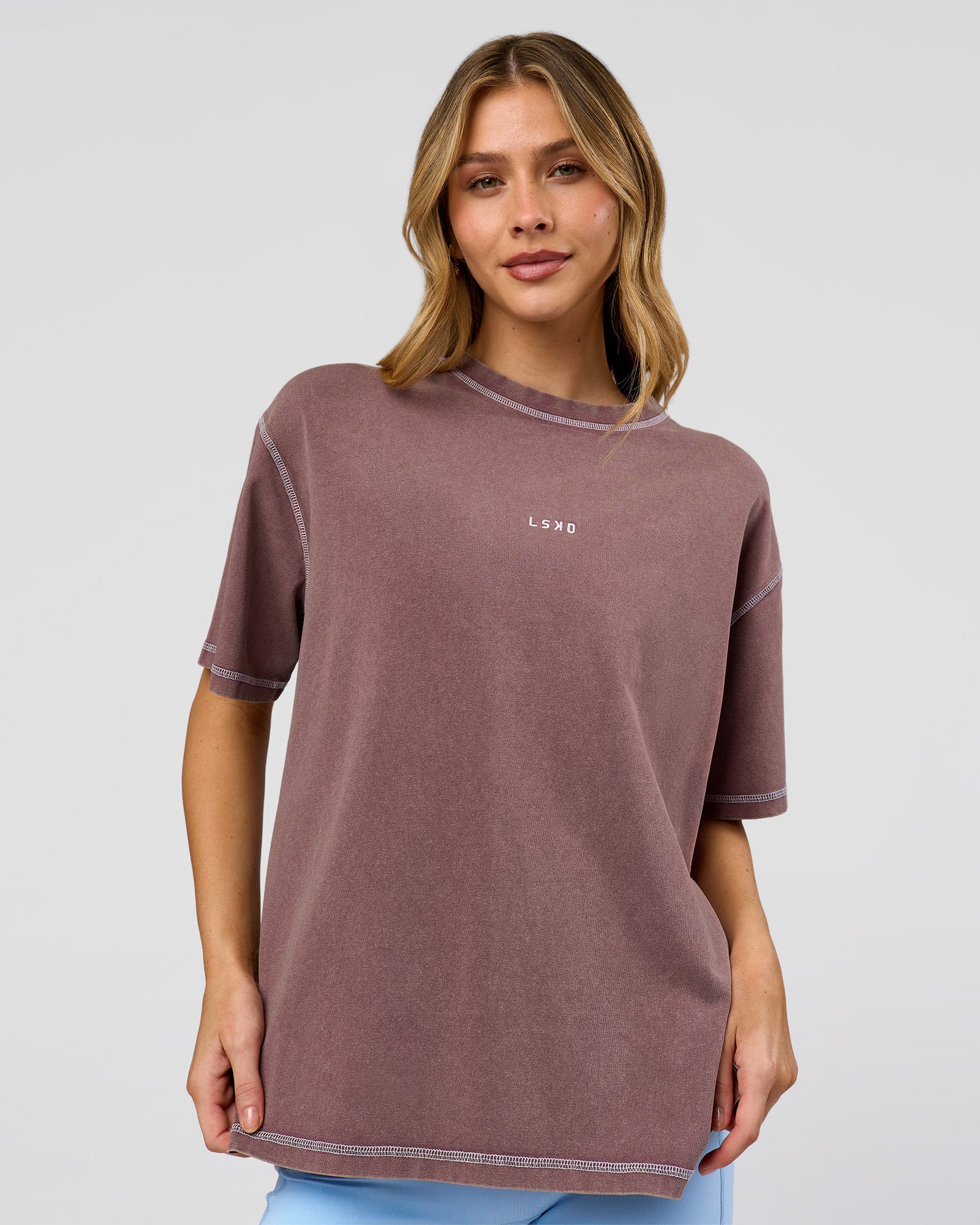 Woman wearing Go-To Contrast Oversized Heavyweight FLXCotton Tee - Cocoa Powder Washed-White | Model:Leilani | Size:XS