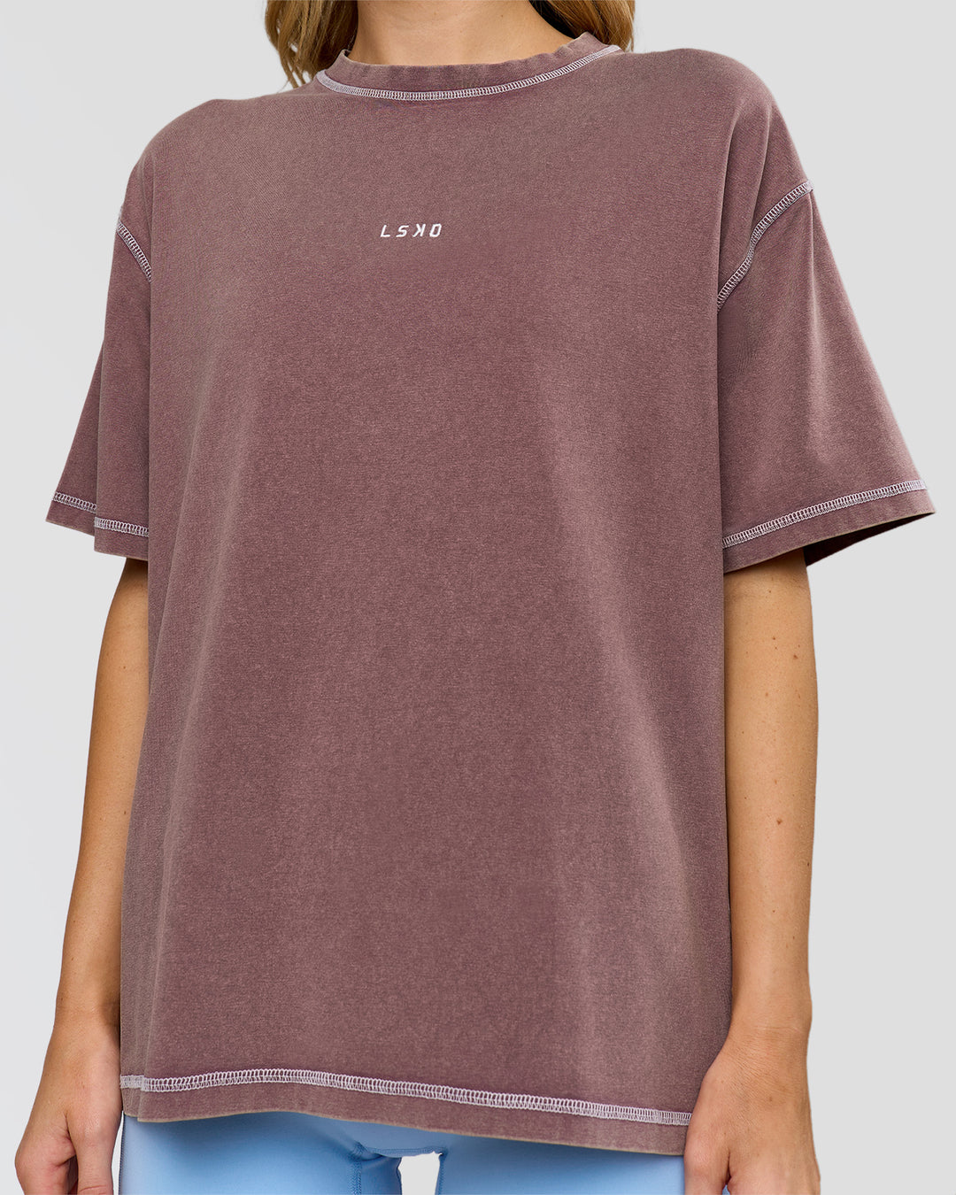 Woman wearing Go-To Contrast Oversized Heavyweight FLXCotton Tee - Cocoa Powder Washed-White | Model:Leilani | Size:XS - view 5
