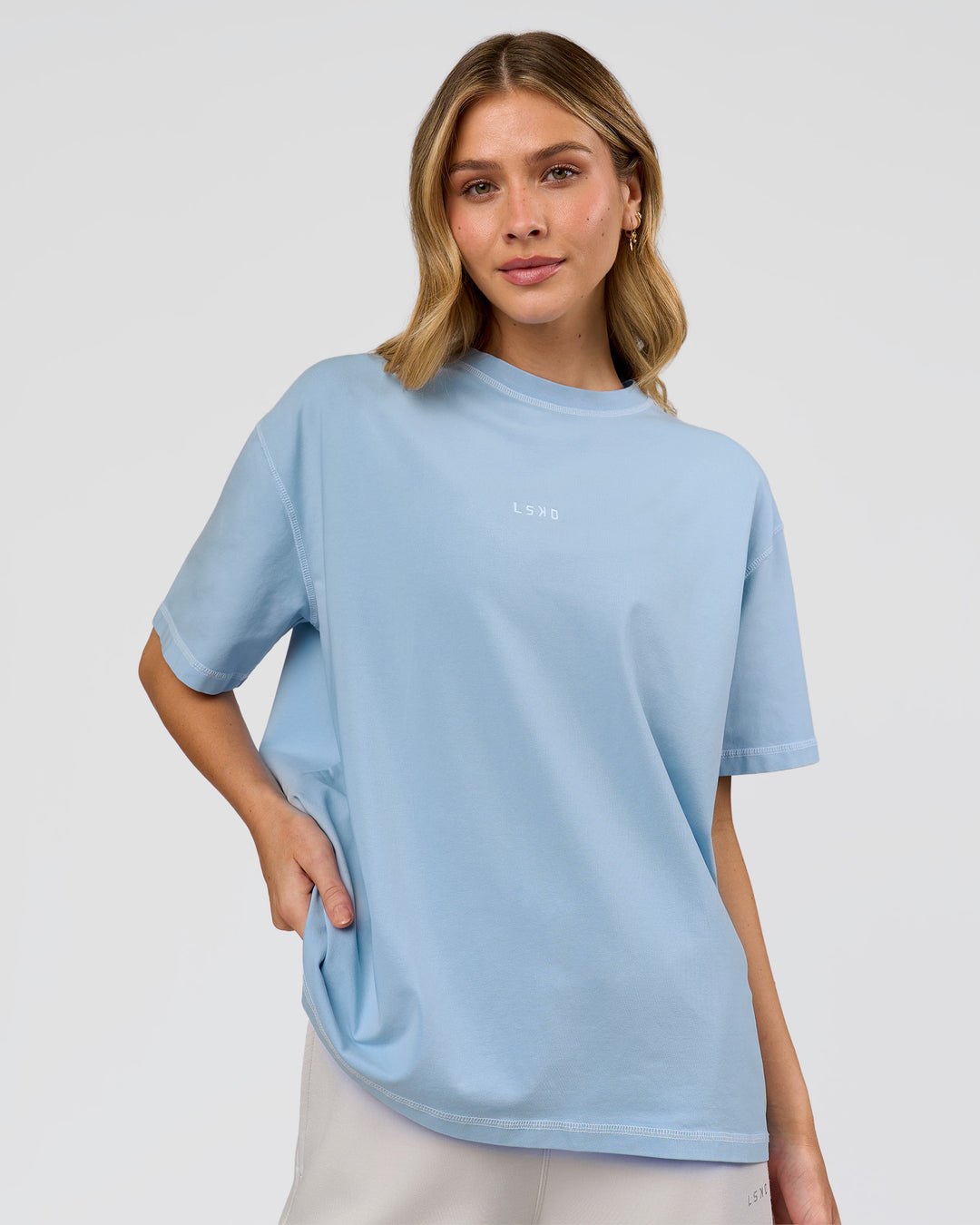Woman wearing Go-To Contrast Oversized Heavyweight FLXCotton Tee - Open Air Washed-White | Model:Leilani | Size:XS - view 1
