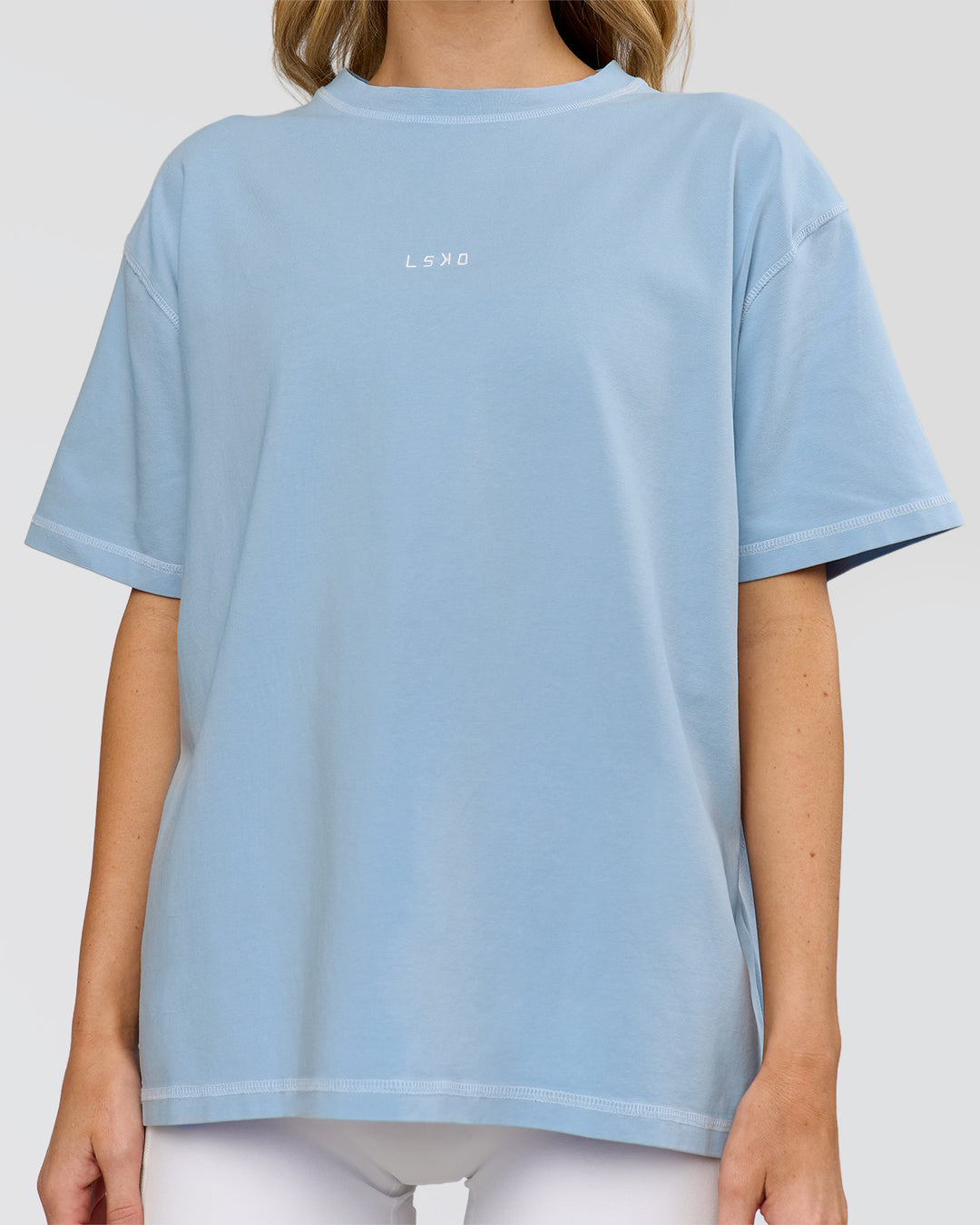 Woman wearing Go-To Contrast Oversized Heavyweight FLXCotton Tee - Open Air Washed-White | Model:Leilani | Size:XS - view 5