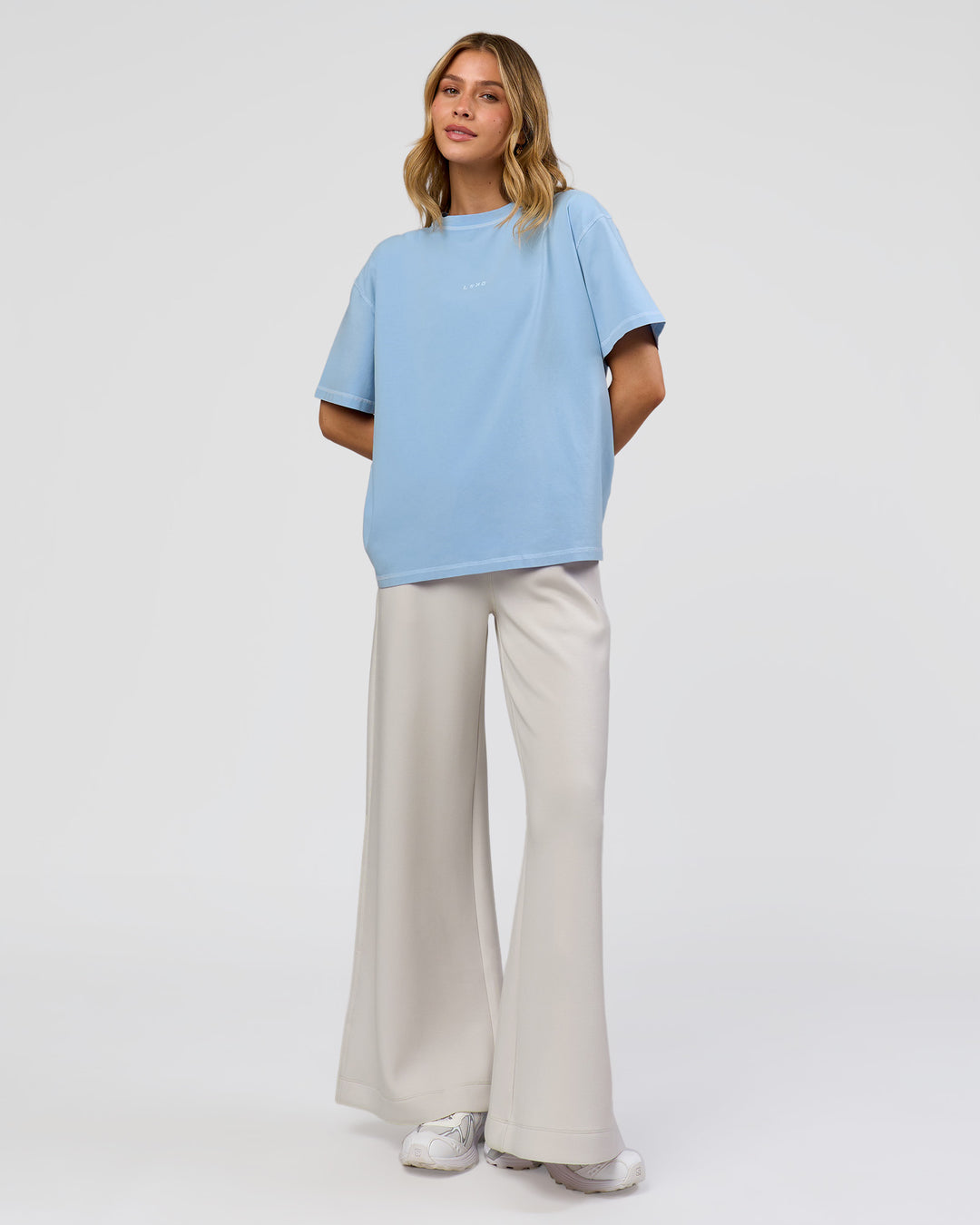 Woman wearing Go-To Contrast Oversized Heavyweight FLXCotton Tee - Open Air Washed-White | Model:Leilani | Size:XS - view 4