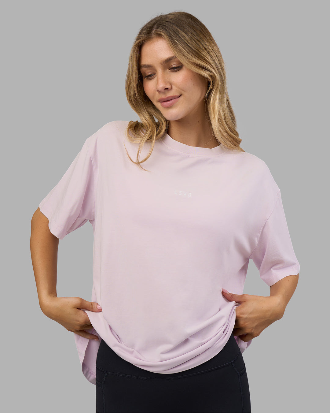 Woman wearing Go-To FLXCotton Oversized Tee - Fair Orchid Washed | Model:Leilani | Size:XS - view 1