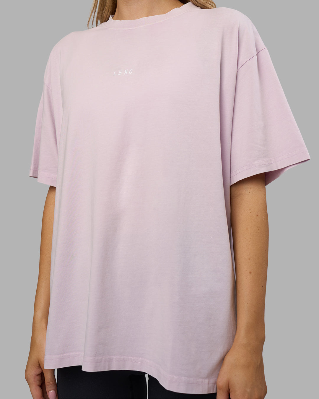 Woman wearing Go-To FLXCotton Oversized Tee - Fair Orchid Washed | Model:Leilani | Size:XS - view 5