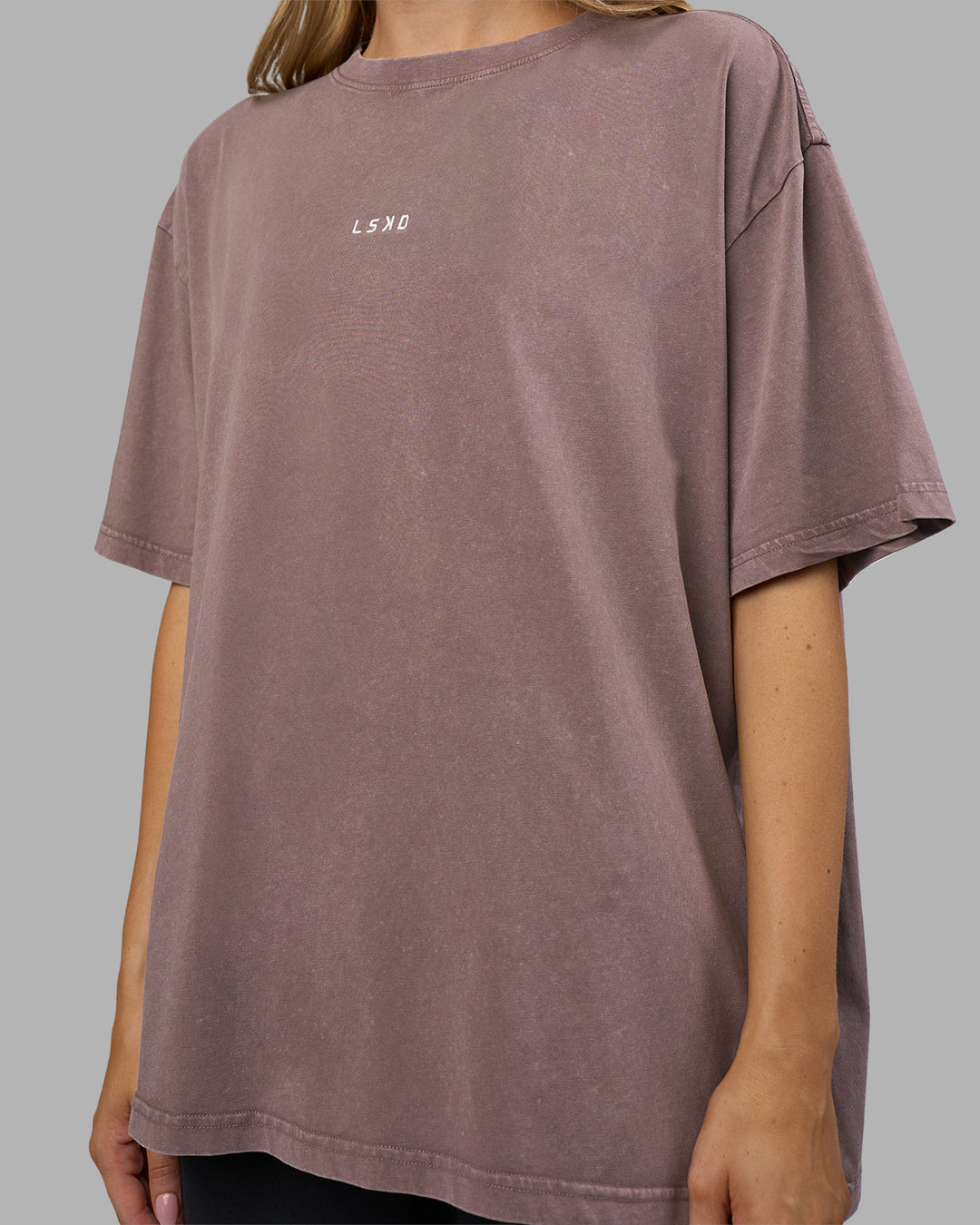 Woman wearing Go-To FLXCotton Oversized Tee - Peppercorn Washed | Model:Leilani | Size:XS - view 5