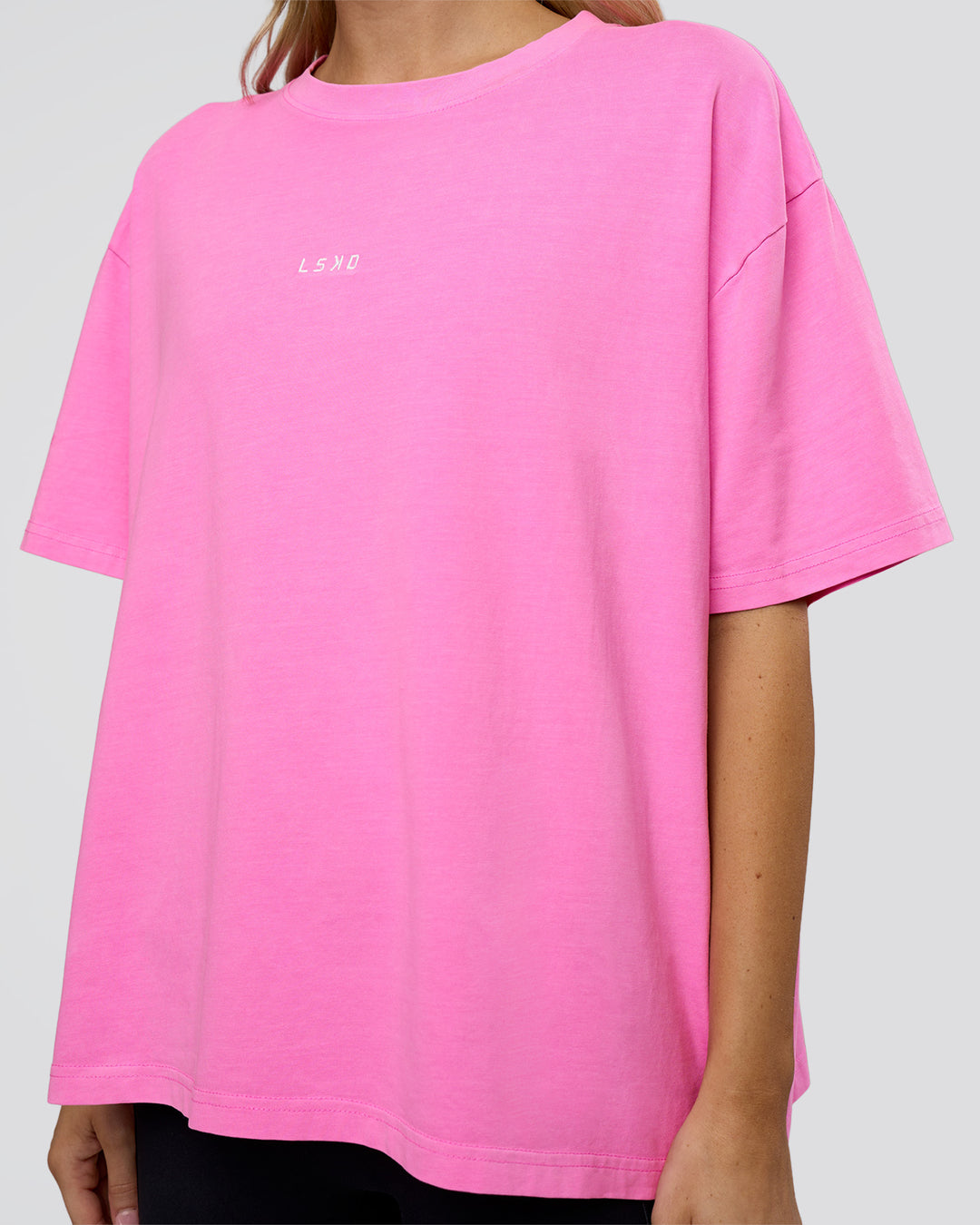 Woman wearing Go-To FLXCotton Oversized Tee - Ultra Fuchsia Washed | Model:Leilani | Size:XS - view 5