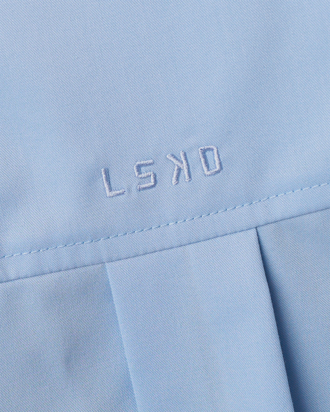 Woman wearing Go-To Oversized Shirt - Poplin Blue | Model:Leilani | Size:XS - view 7
