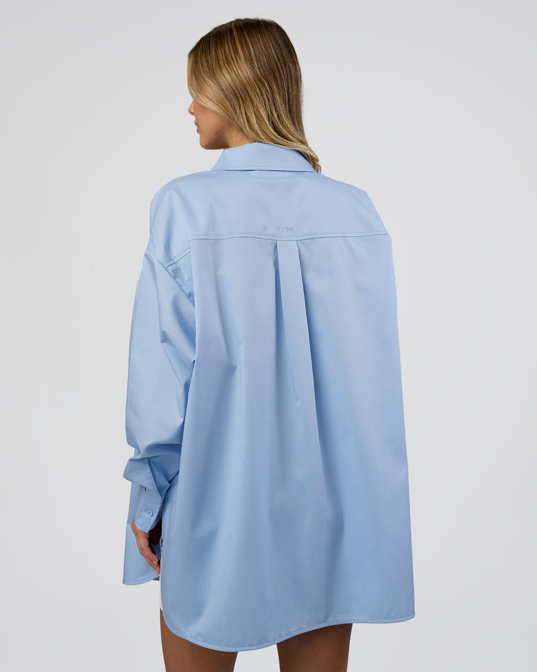 Woman wearing Go-To Oversized Shirt - Poplin Blue | Model:Leilani | Size:XS - view 3