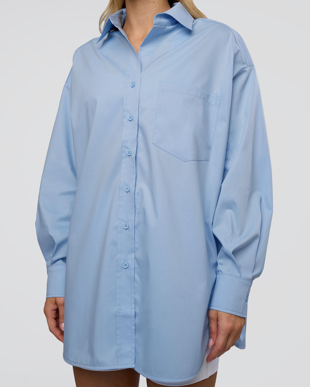 Woman wearing Go-To Oversized Shirt - Poplin Blue | Model:Leilani | Size:XS - view 6